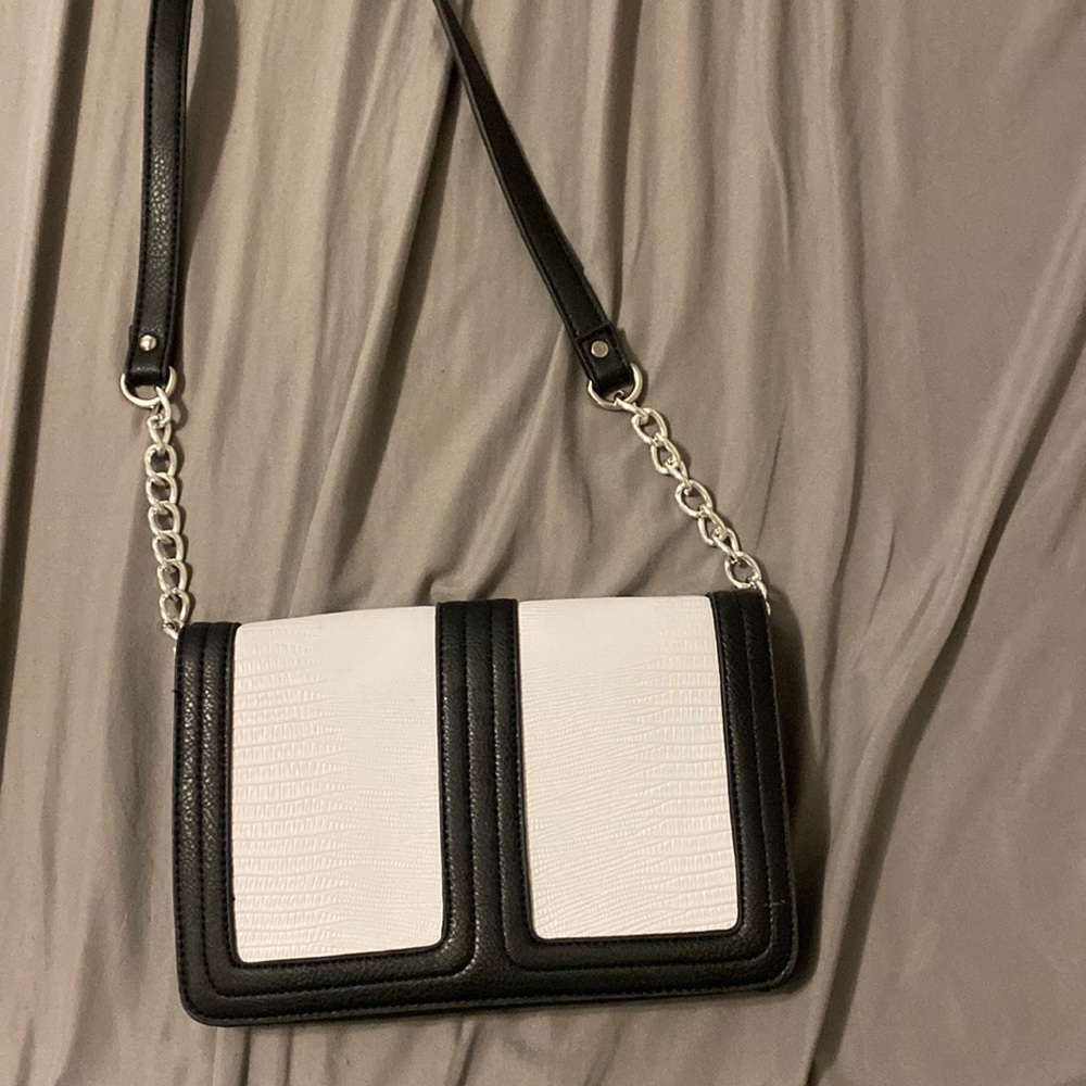 Shoulder purse black and white